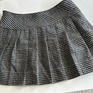 Black and White Box-pleated Houndstooth Skirt
Size Small